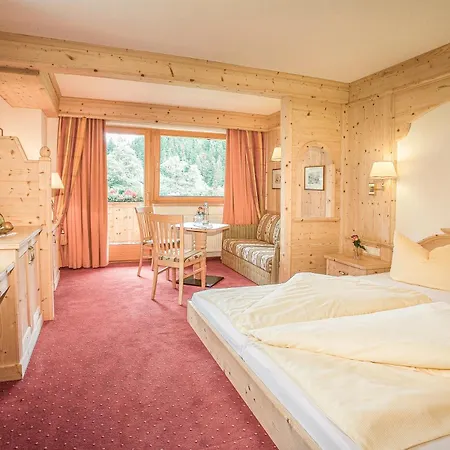 Отель Alpenhotel Tirolerhof 4*
